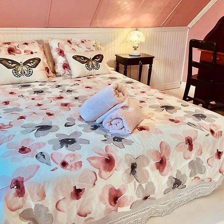 Bed & Cafe Petit Papillon Bed and Breakfast Grandes-Bergeronnes Exteriör bild