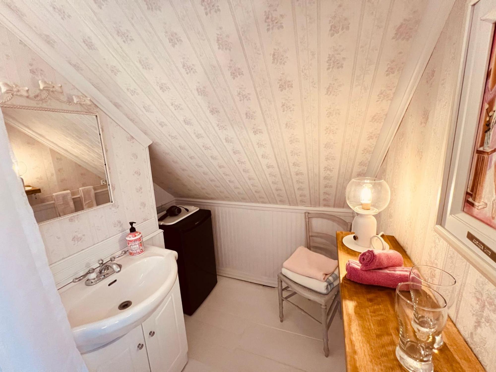 Bed & Cafe Petit Papillon Bed and Breakfast Grandes-Bergeronnes Rum bild