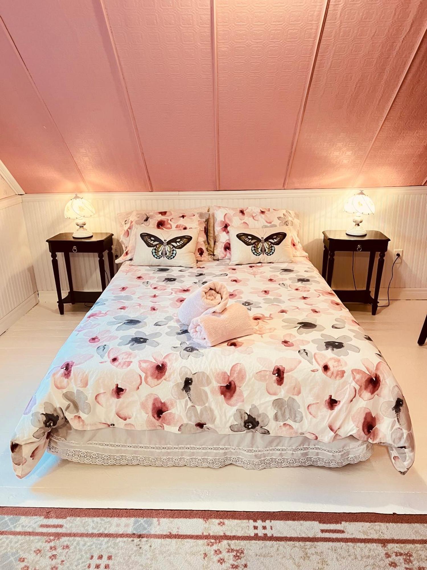 Bed & Cafe Petit Papillon Bed and Breakfast Grandes-Bergeronnes Rum bild